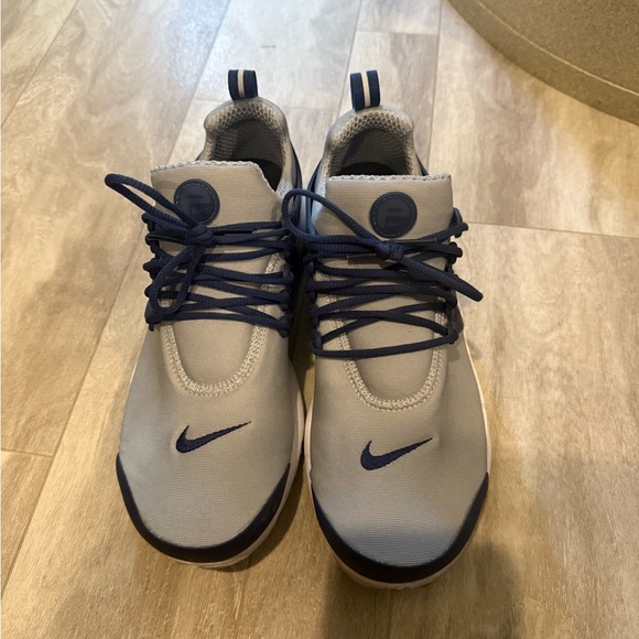 Nike Air Presto Women’s in Gray with Navy Details - Picture 1 of 4